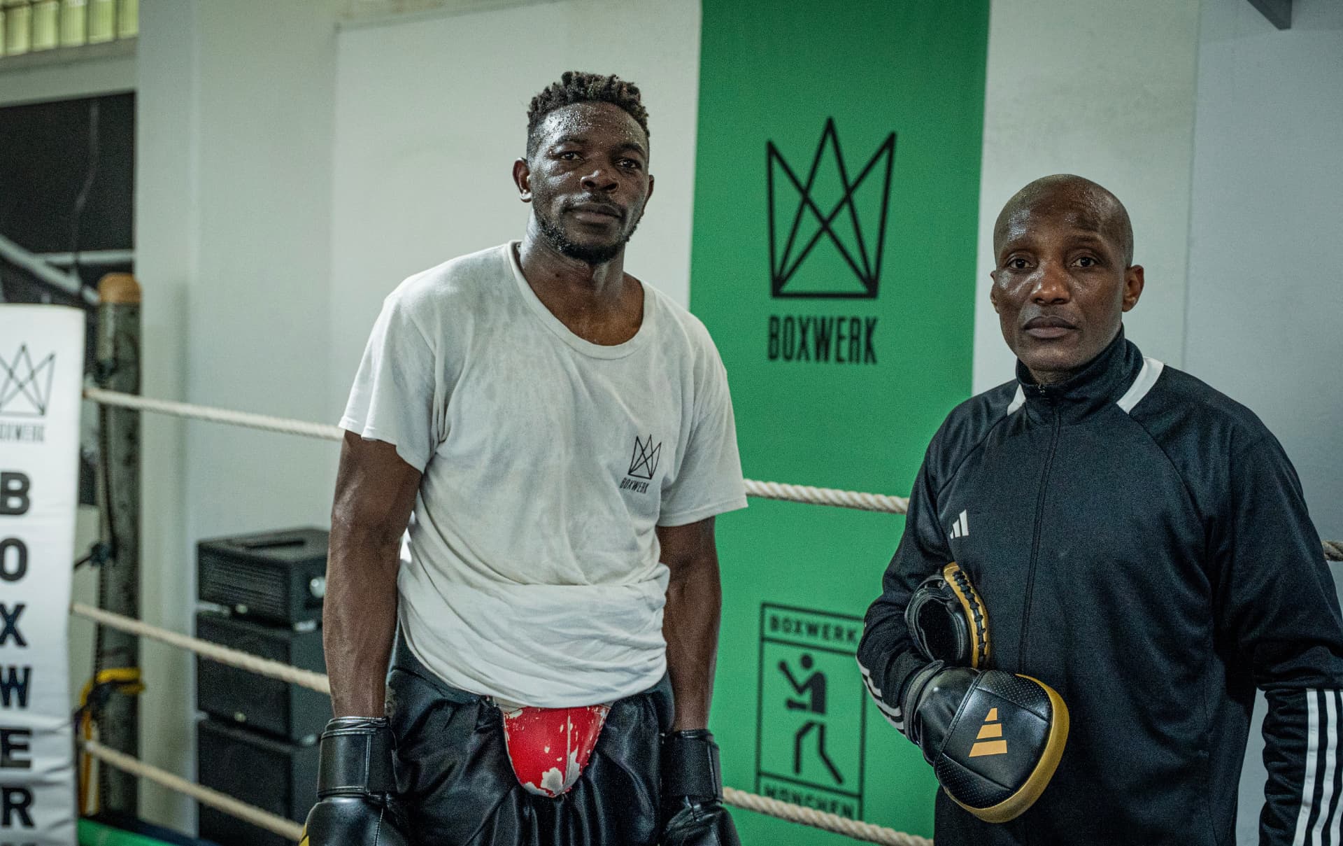 Coach Walu with a boxer in the ring at Boxwerk Munich