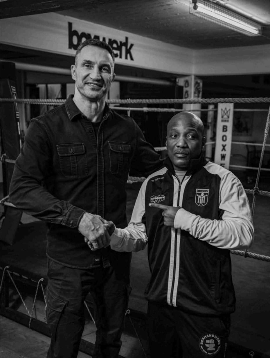 Coach Walu shaking hands with Wladimir Klitschko in the ring at Boxwerk Munich